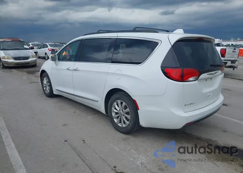 2017 Chrysler Pacifica Touring-L z USA, uszkodzony, nr VIN 2C4RC1BG7HR621056